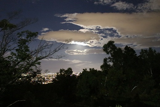 旭ヶ丘公園雲隠れのスーパームーン.jpg