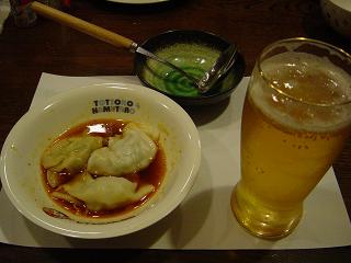 水餃子とビール.JPG